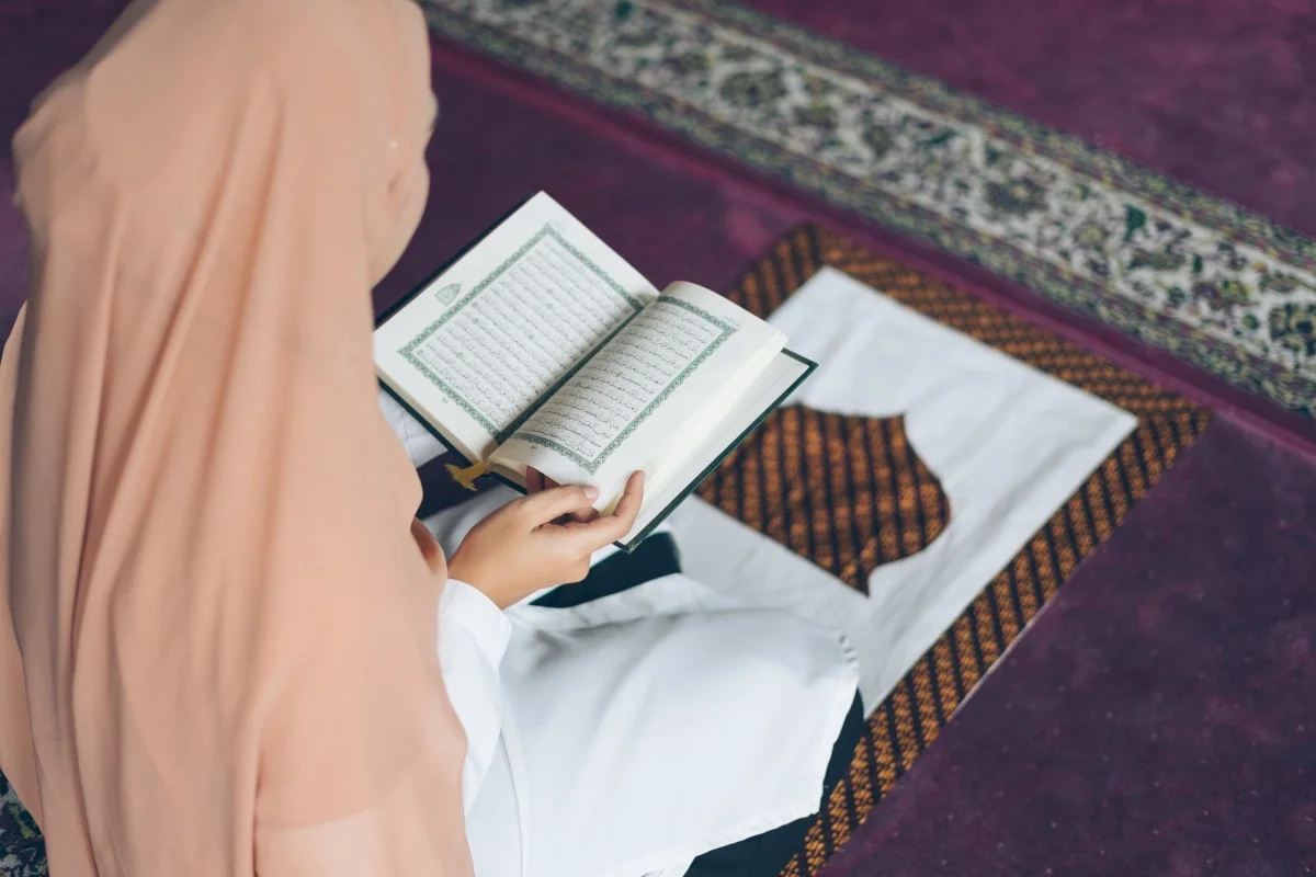 A sister memorizing the Quran after her online Quran classes at Al Hasan